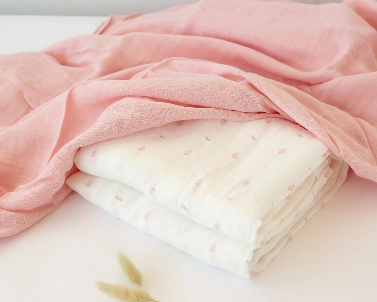set-2-muselinas-rosa-blanco-y-estampado-120x120cm (1)