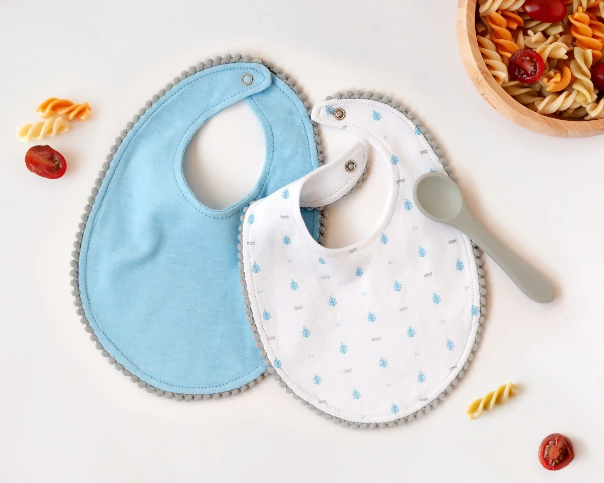 set-azul-de-dos-baberos-y-cuchara