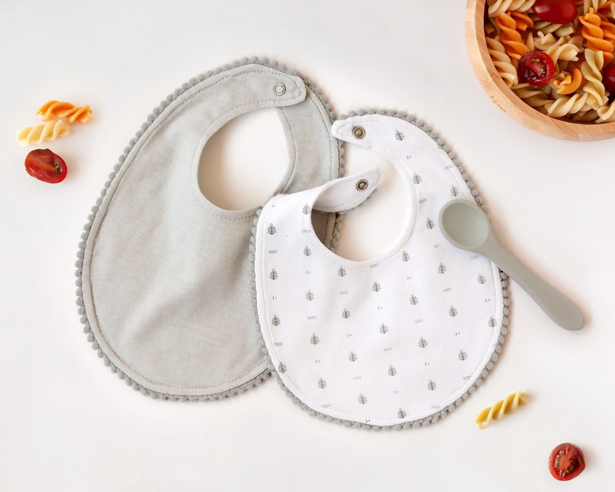 set-gris-de-dos-baberos-y-cuchara
