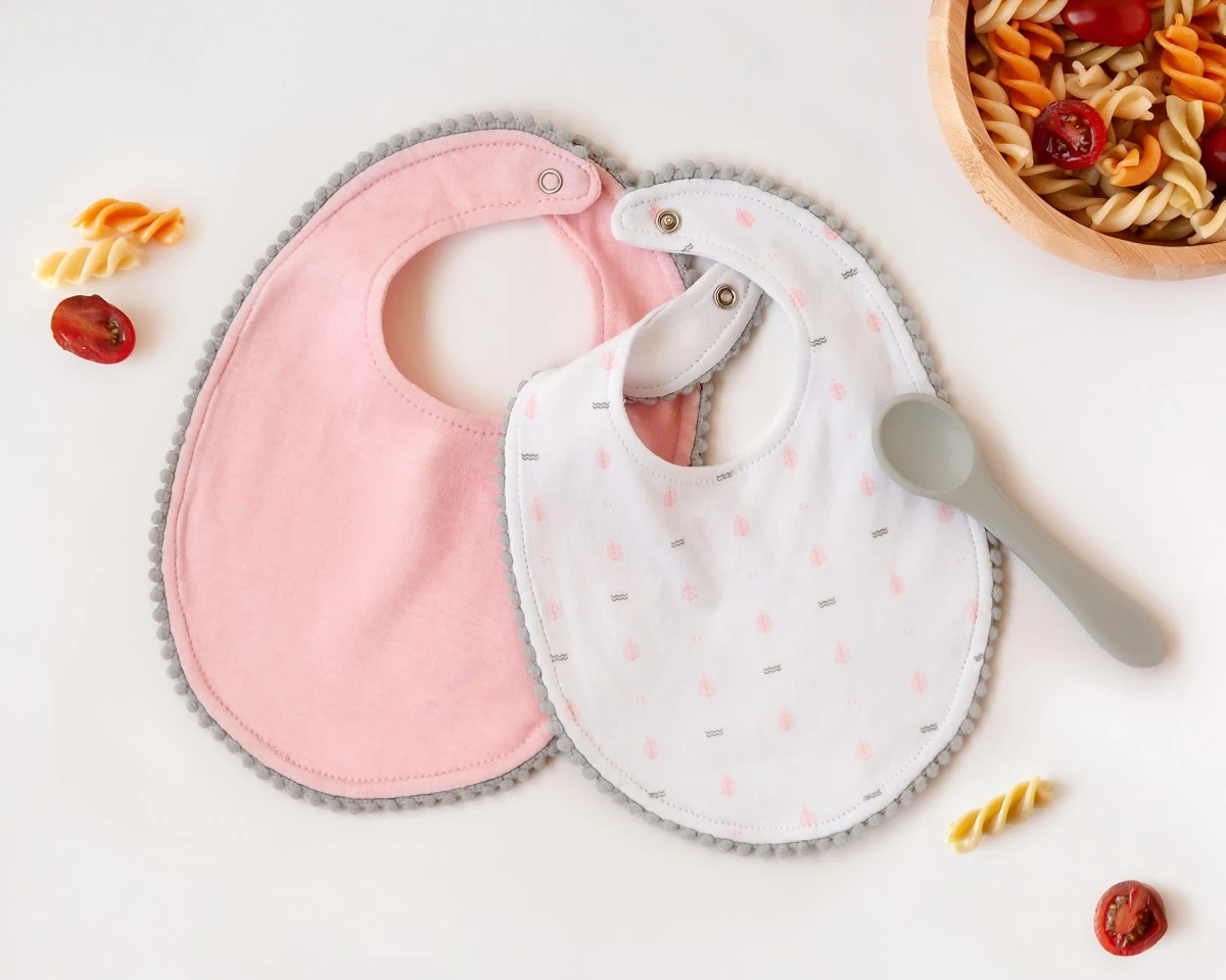 set-rosa-de-dos-baberos-y-cuchara