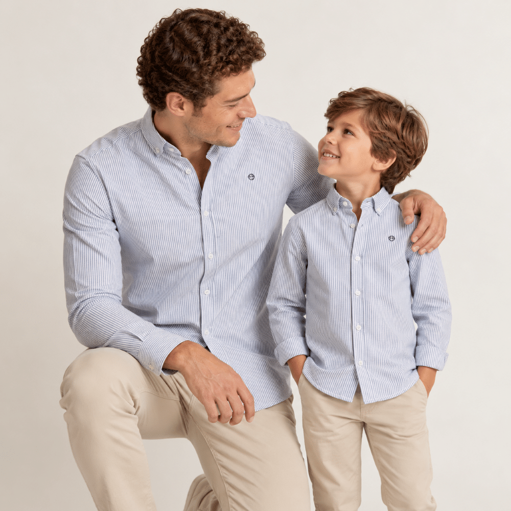 Padre e hijo con camisa Oxford de rayas Street Monkey azul y blanca