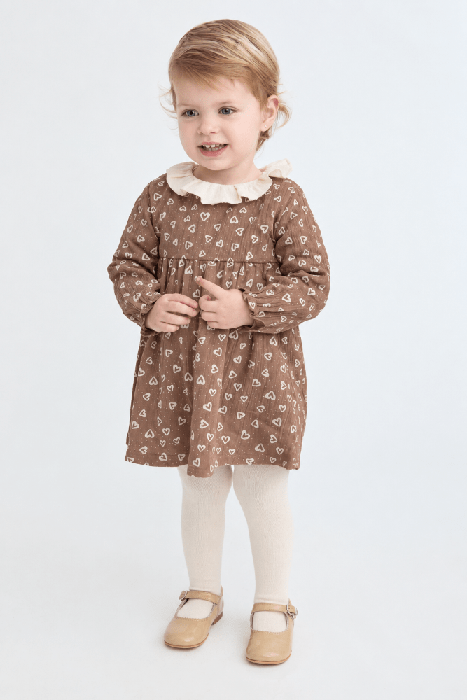 Vestido de algodón para bebé niña marrón con corazones blancos y cuello volante crudo