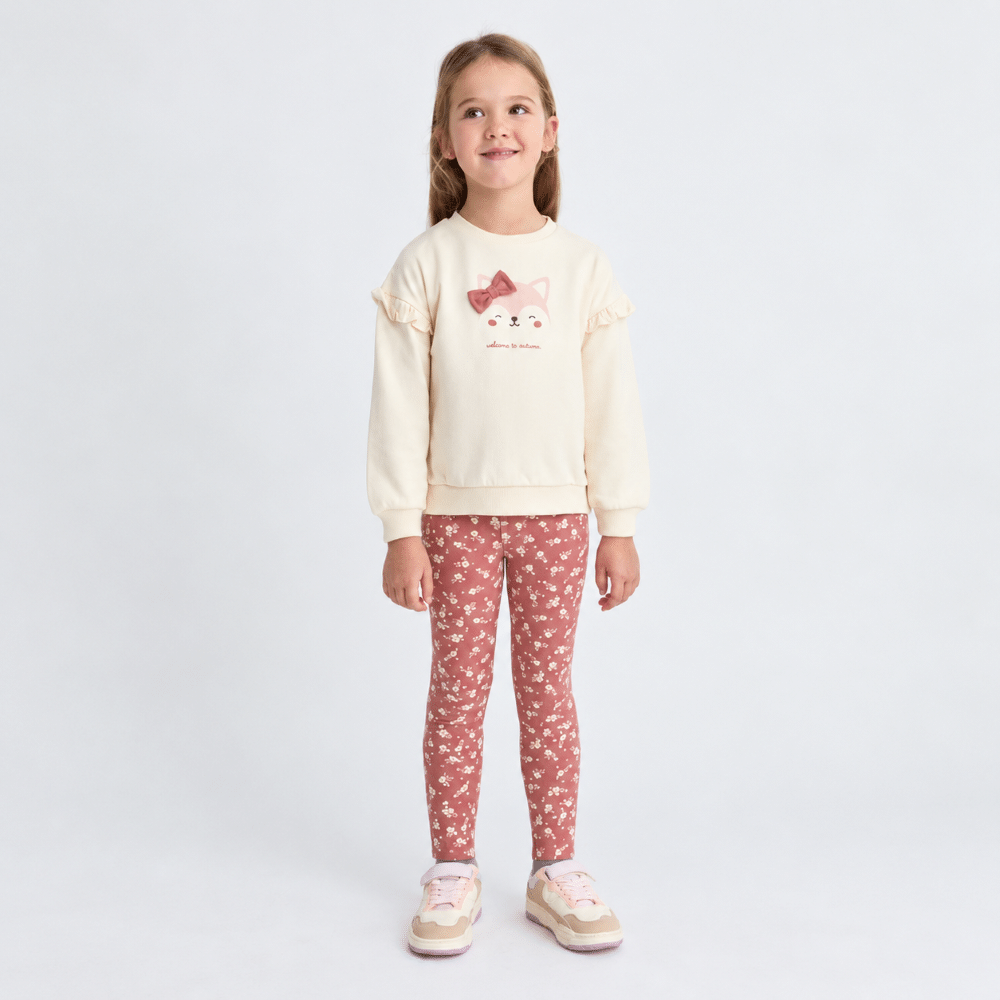 Niña con conjunto Street Monkey de sudadera gatita y leggings florales